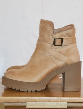 Wonderly Nessie Ankle Boots-Camel Tan. Size 8M.